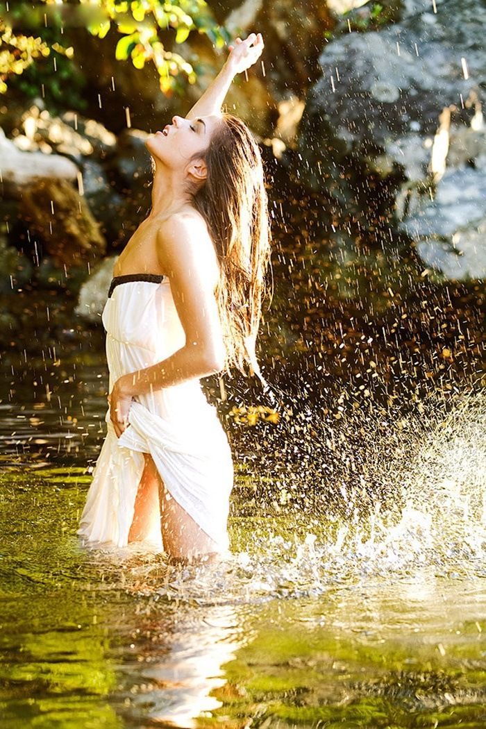 Marie Avgeropoulos in Medina