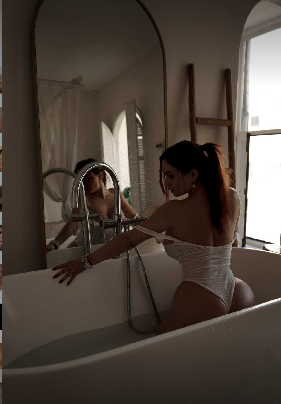 A playful frame from Miranda Faith nude — online in Medina