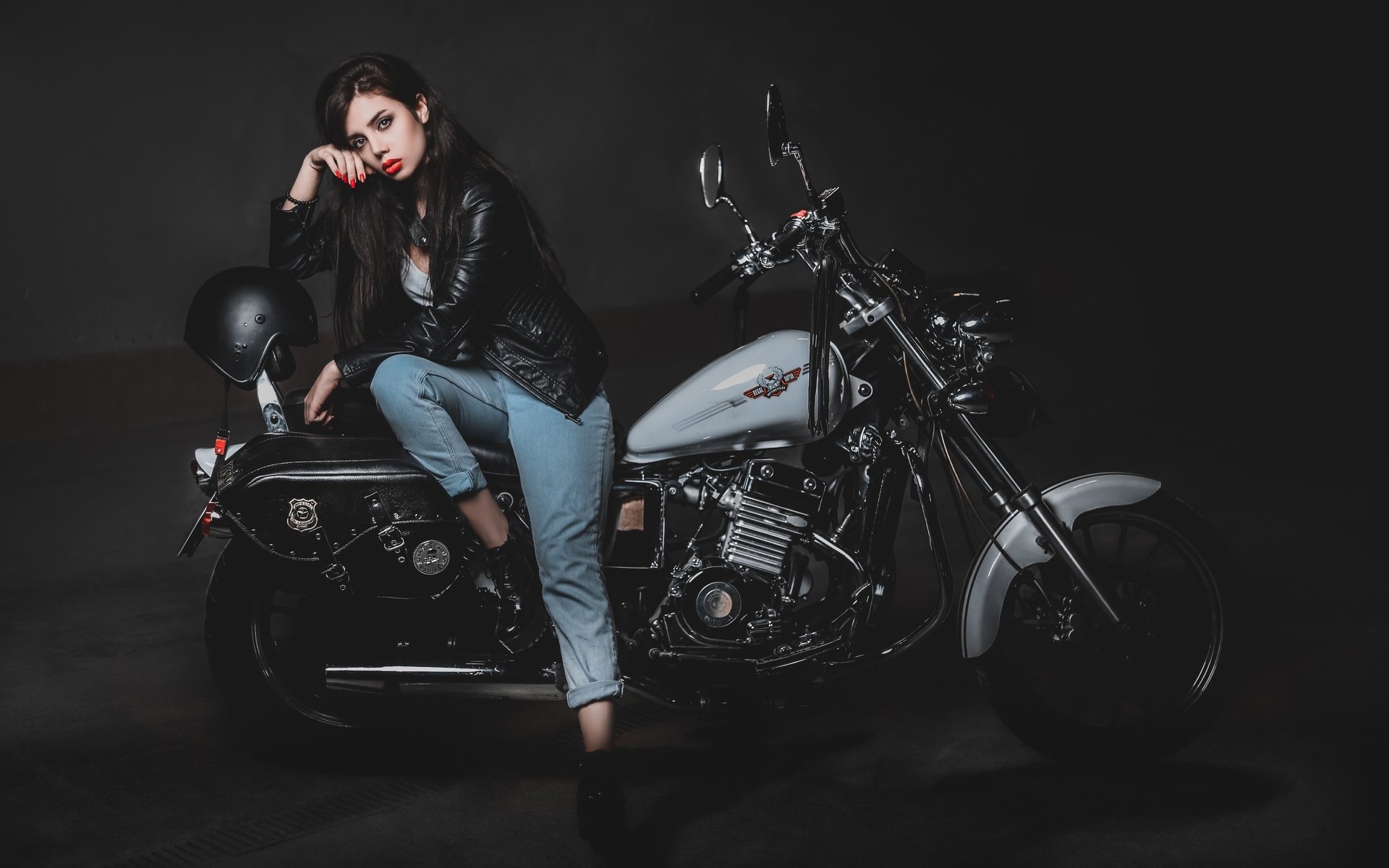 Biker girls: style and drive in Medina