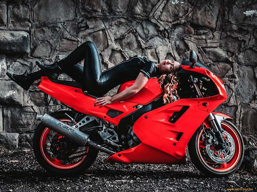 Beautiful girl Beautiful girls and motorcycles in Medina