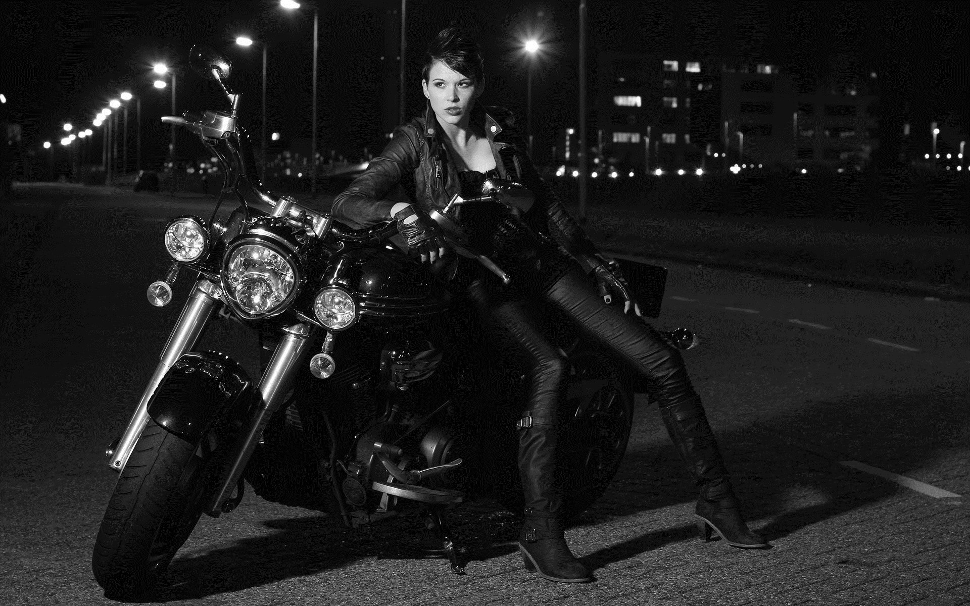 Photo Beautiful girls and motorcycles in Medina