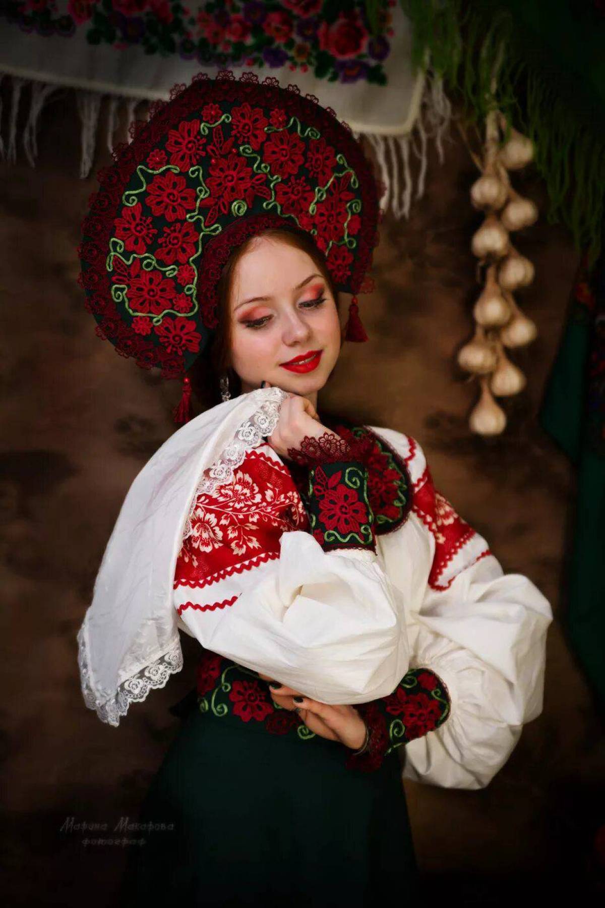 Women in Slavic costumes underwear in Medina