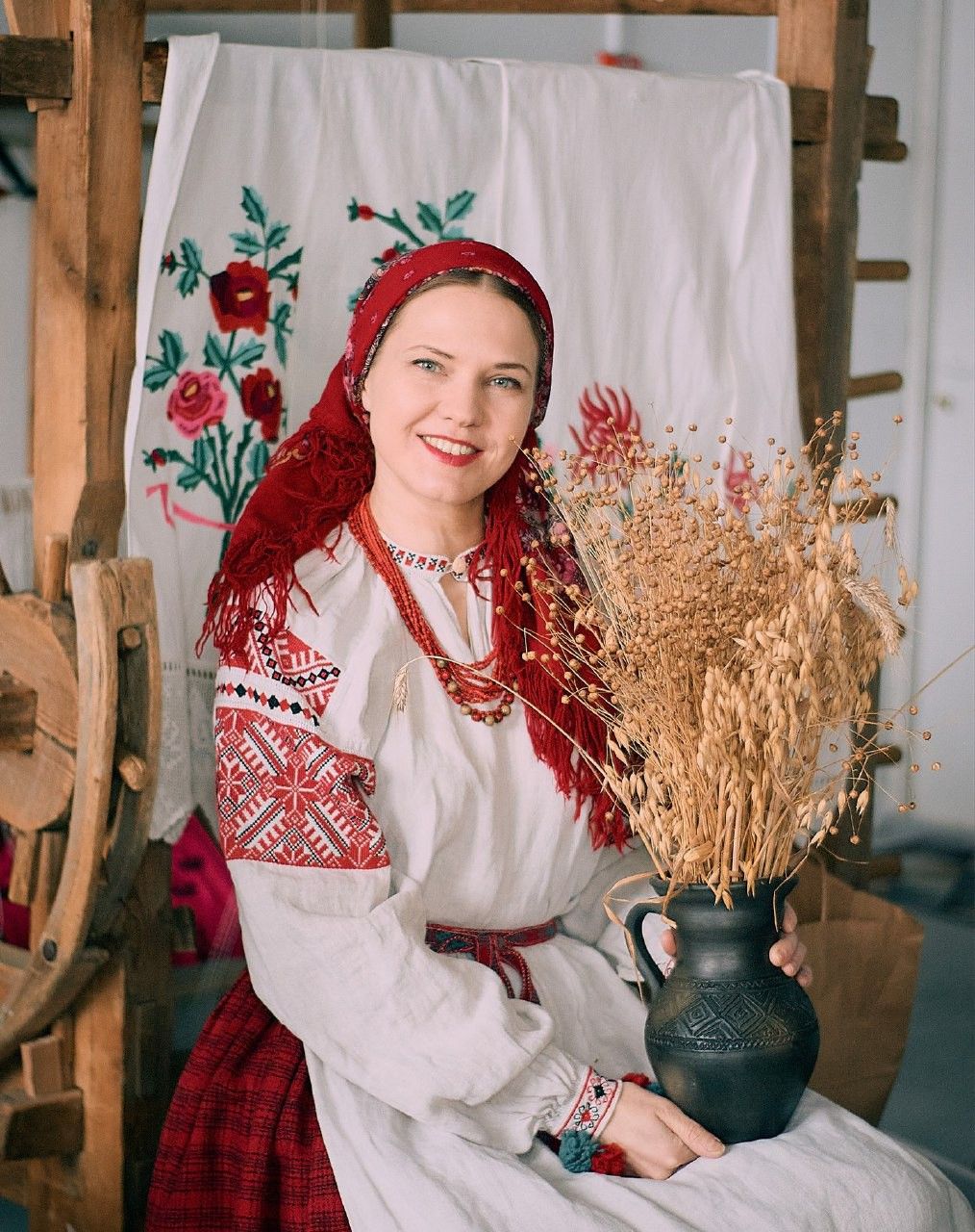 Women in Slavic costumes in Medina