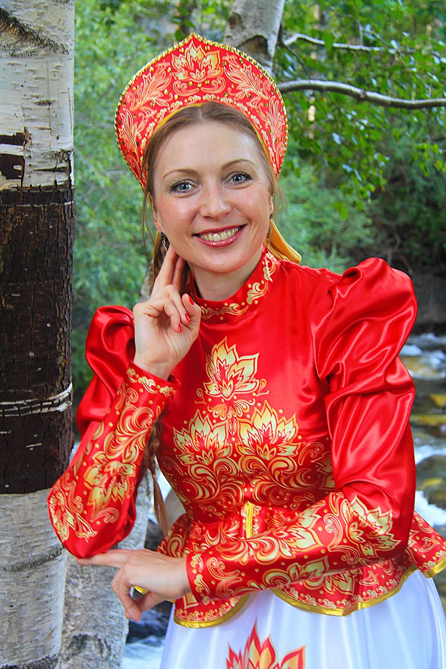 Women in Slavic costumes in Medina