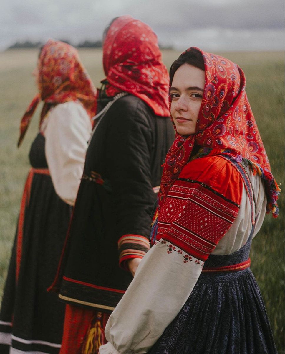 Women in Slavic costumes in Medina