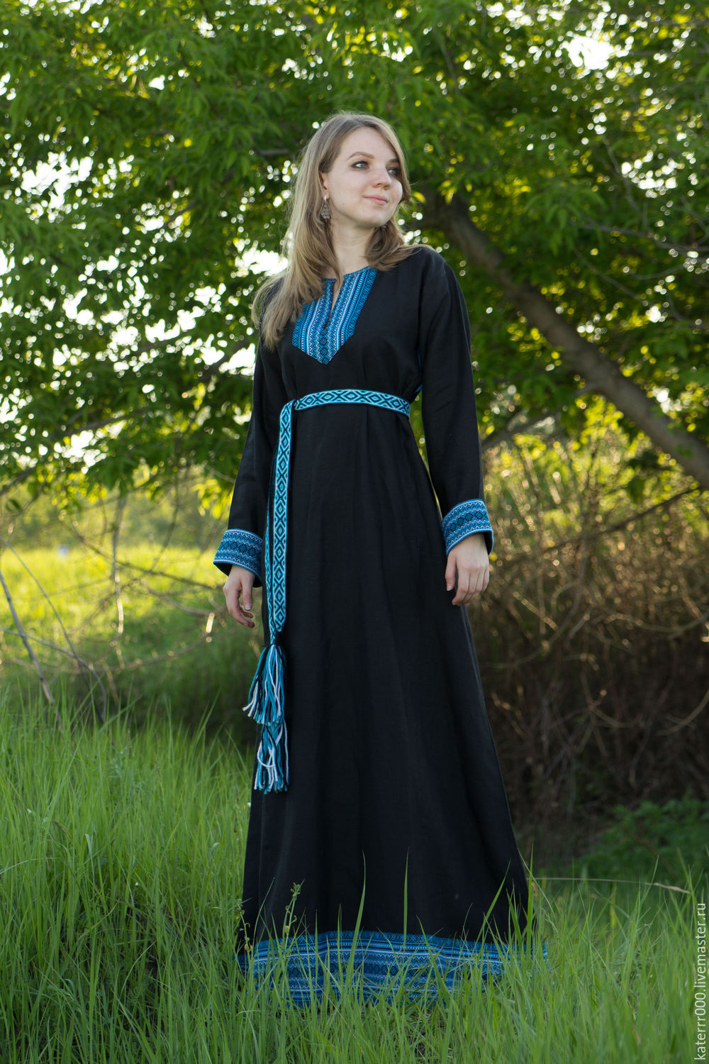 Women in Slavic costumes in Medina