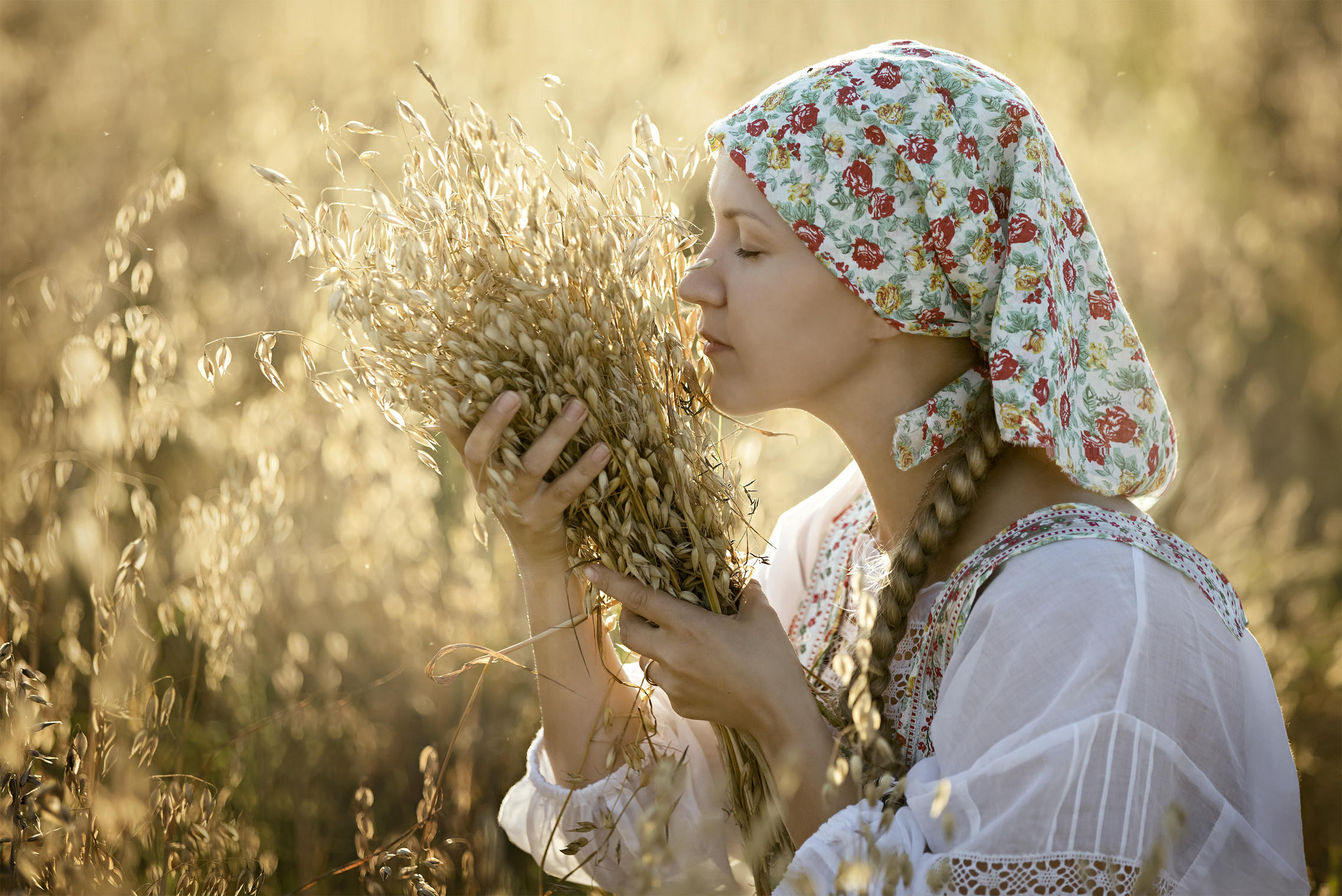 Photo Women in Slavic costumes in Medina
