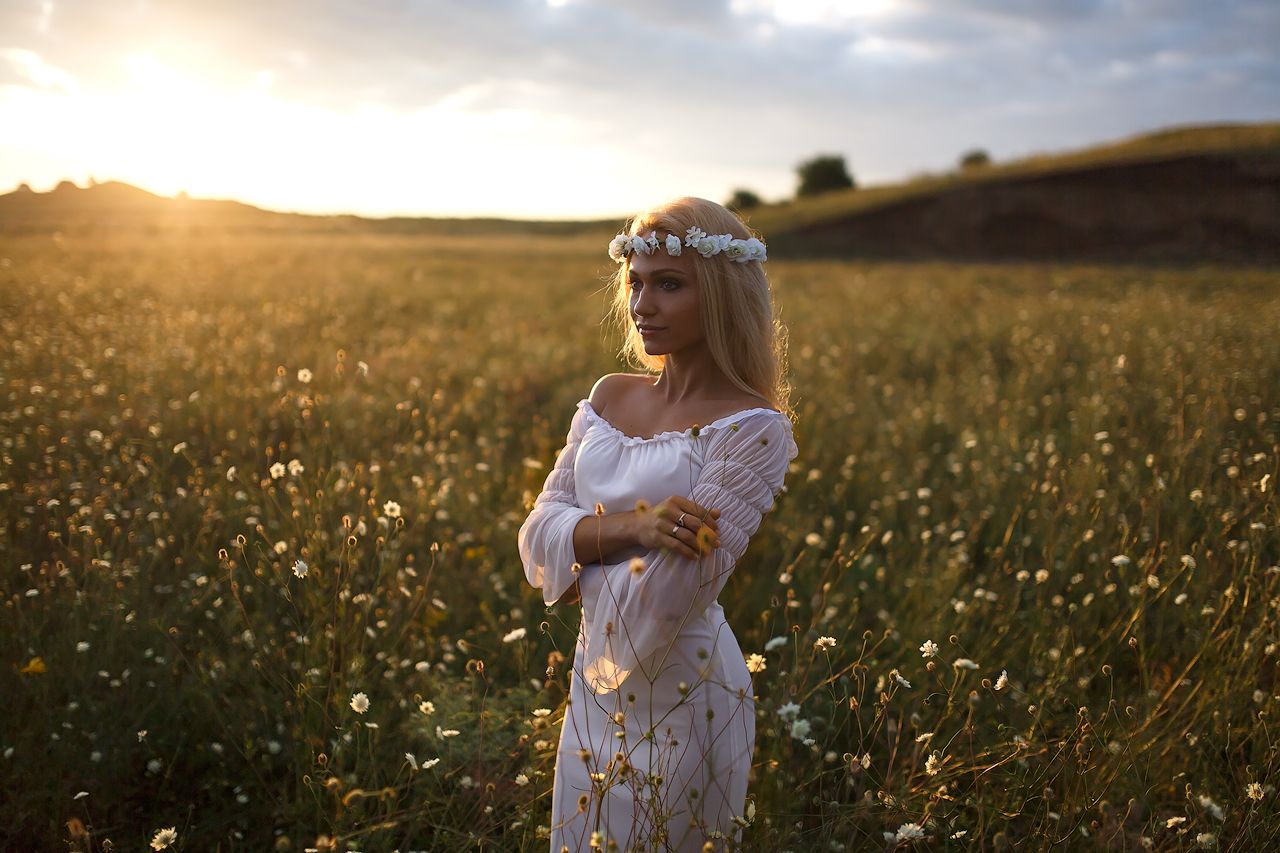 Girls in Slavic costumes in Medina